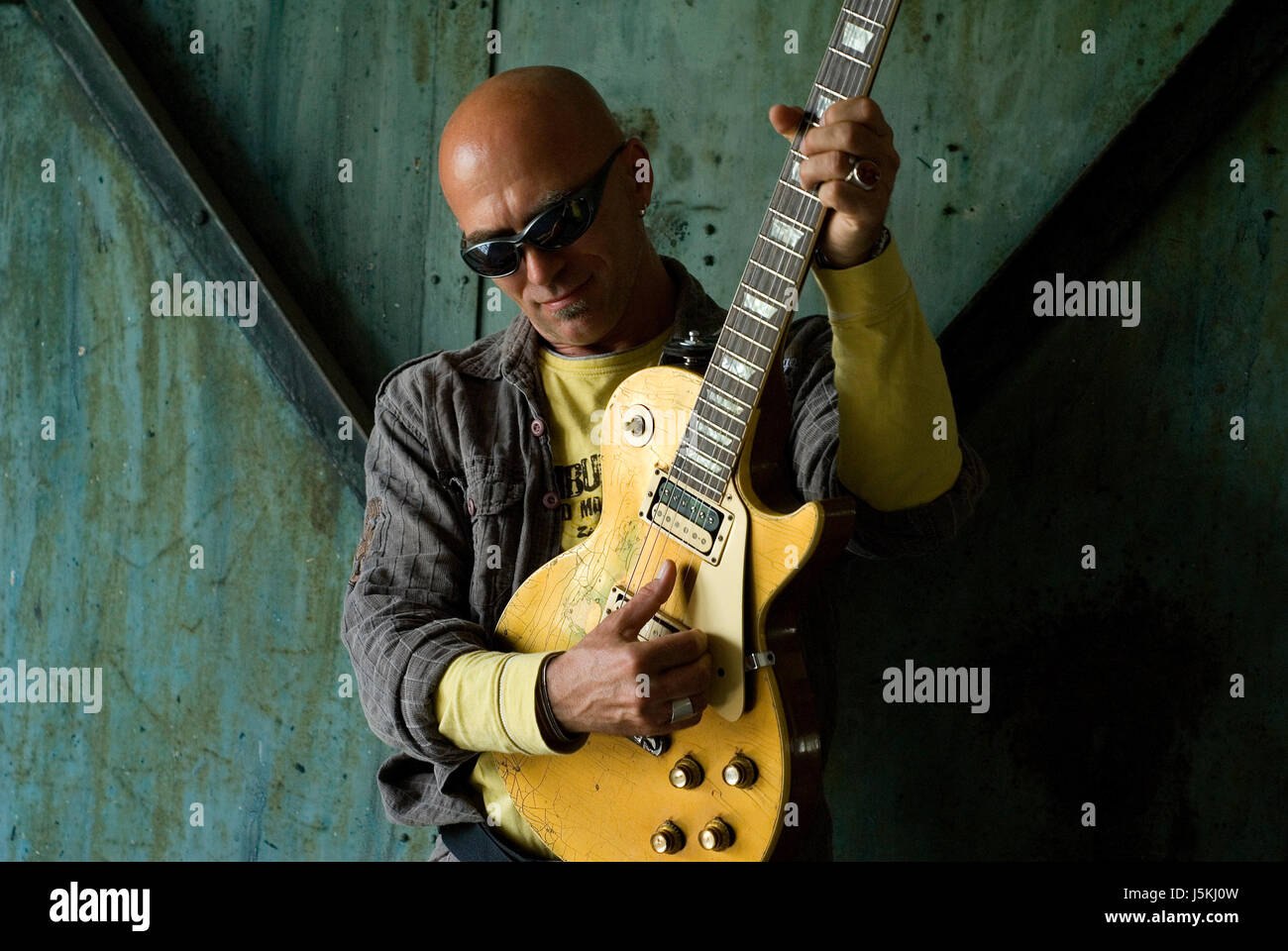 Musik Porträt menschlicher Mensch Musiker Gitarre Glatze Baldhead Sonnenbrillen Stockfoto