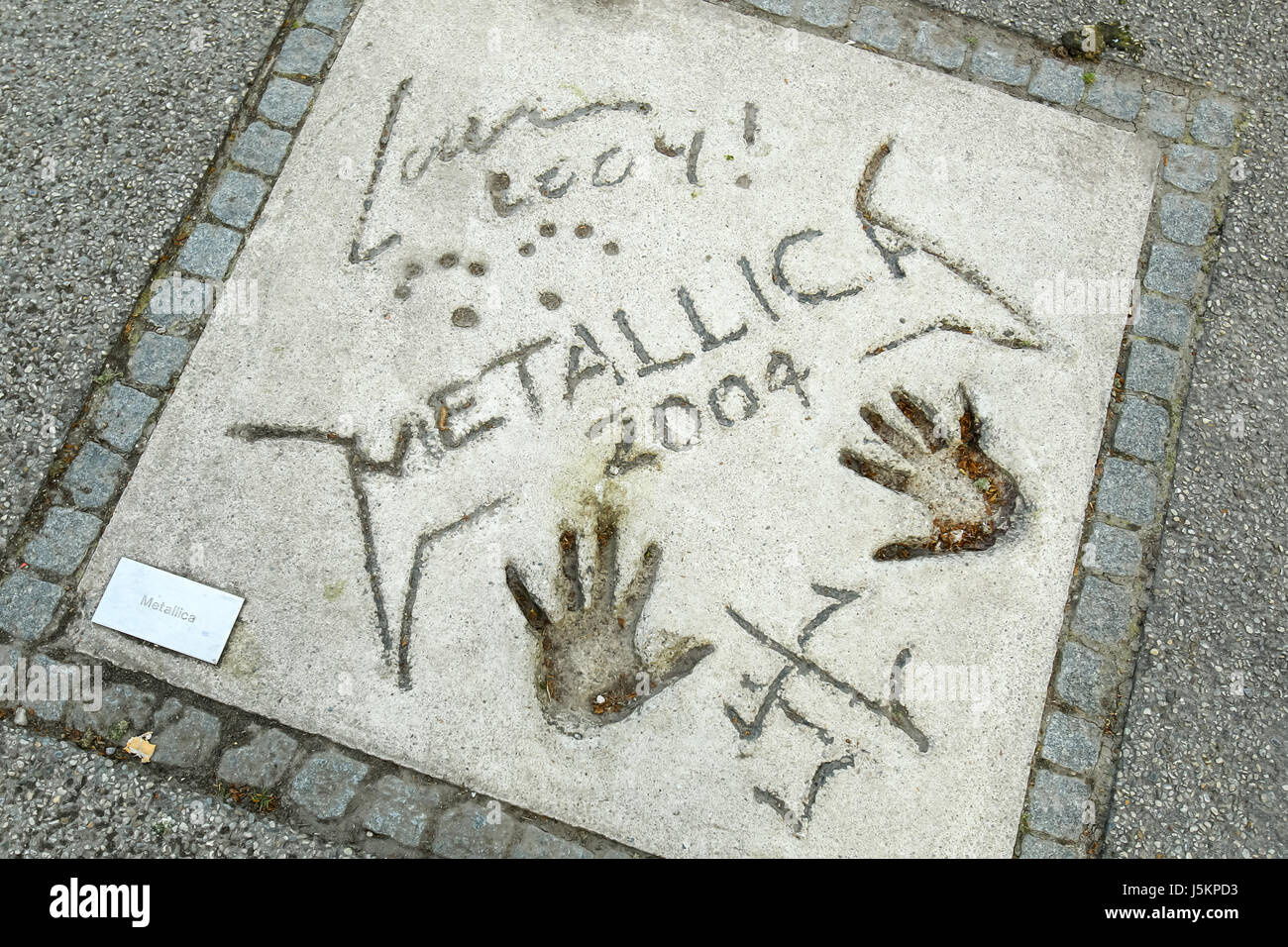 München, Deutschland - 6. Mai 2017: Ein Blick auf die Metallica Handabdrücke und Signatur in Beton auf die München Olympic Walk Of Stars im Olympiapark in Mu Stockfoto