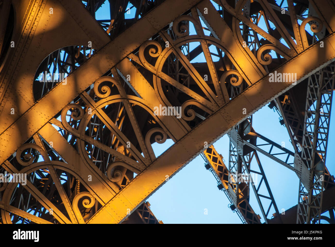 Bogen Sie Eiffel Turm Tour Eiffel blauer Himmel Stahl Struktur im Sonnenuntergang Abendsonne Stockfoto