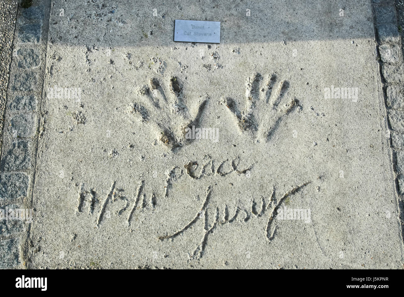 München, Deutschland - 6. Mai 2017: Eine Ansicht von Cat Stevens Handabdrücke und Signatur in Beton auf die München Olympic Walk Of Stars im Olympiapark in Muni Stockfoto