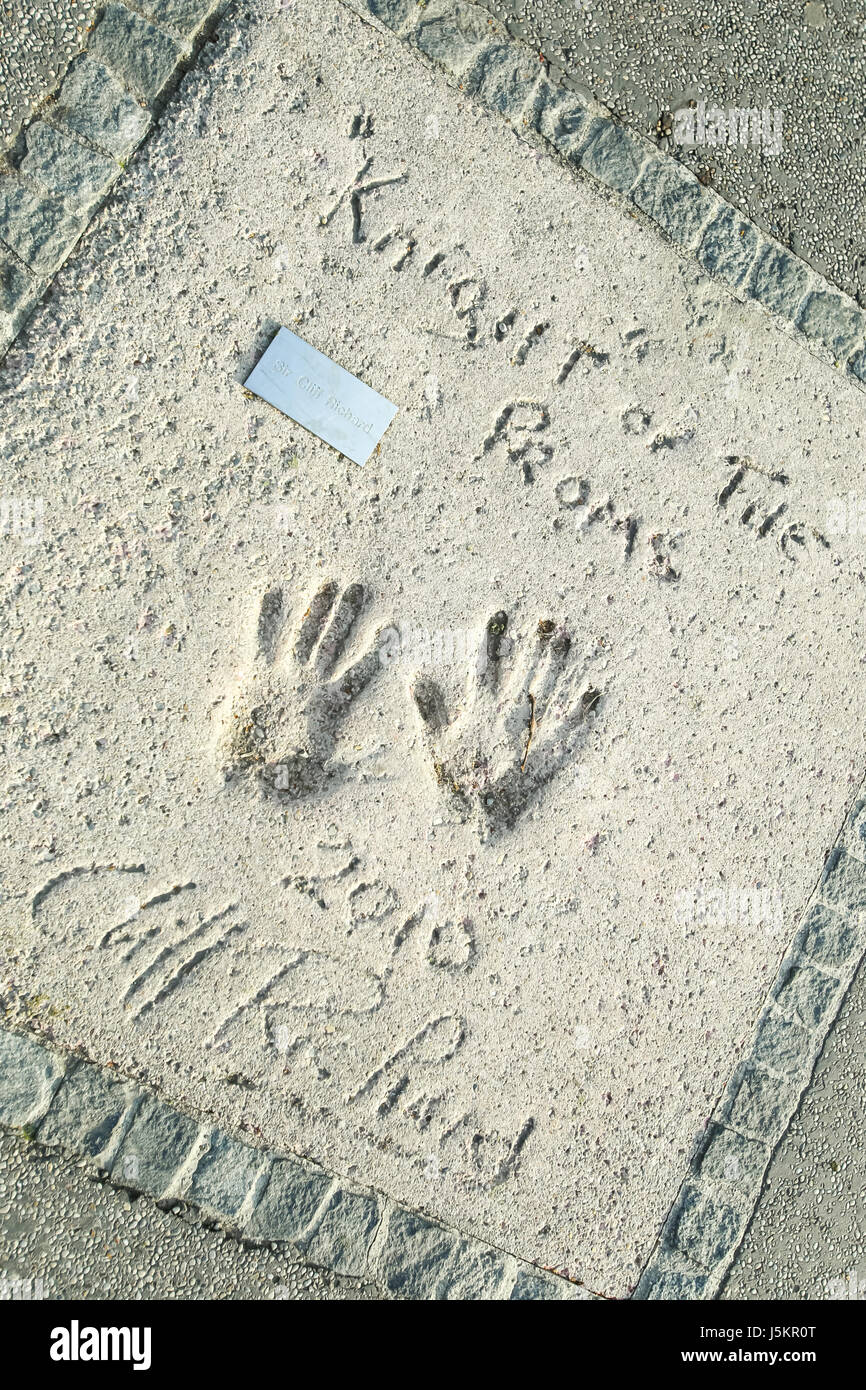 München, Deutschland - 6. Mai 2017: Eine Ansicht von Cliff Richard Handabdrücke und Signatur in Beton auf die München Olympic Walk Of Stars im Olympiapark in Mu Stockfoto