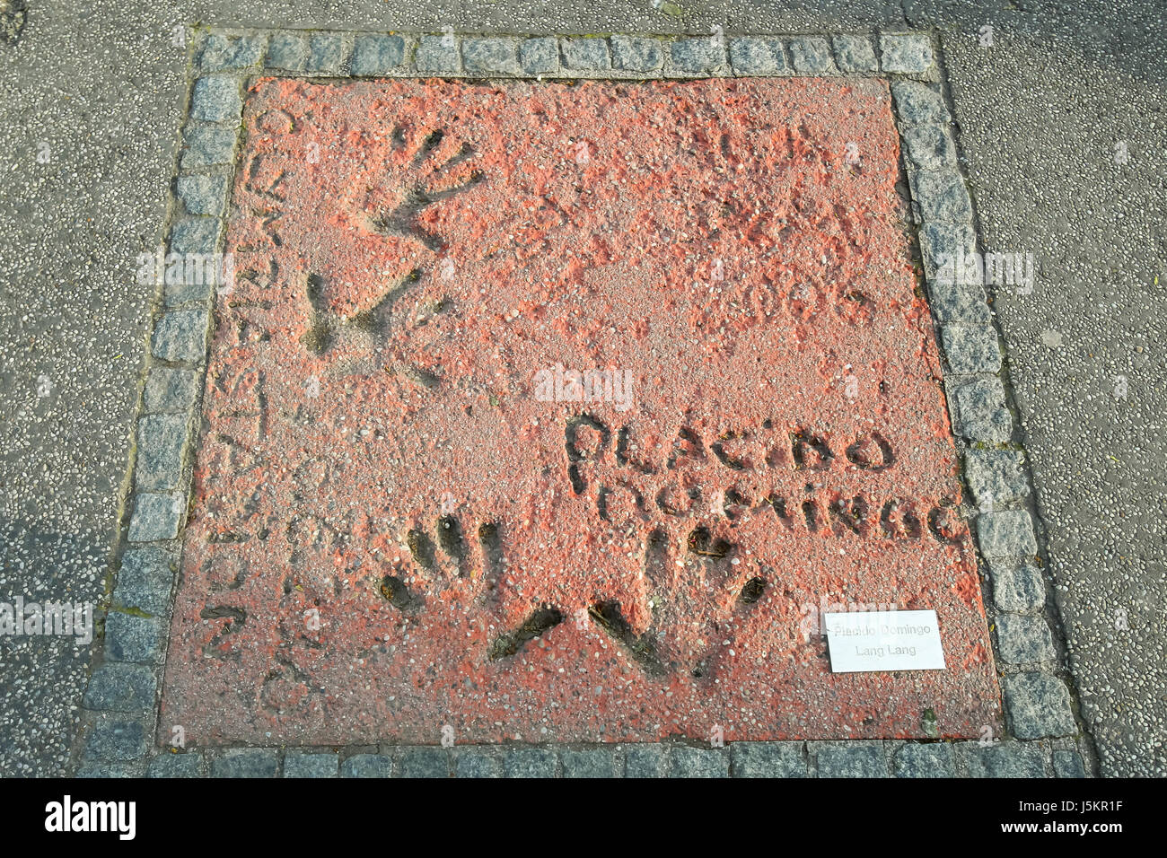 München - 6. Mai 2017: Eine Ansicht von Placido Domingo Handabdrücke und Signatur in Beton auf die München Olympic Walk Of Stars im Olympia-Park Stockfoto