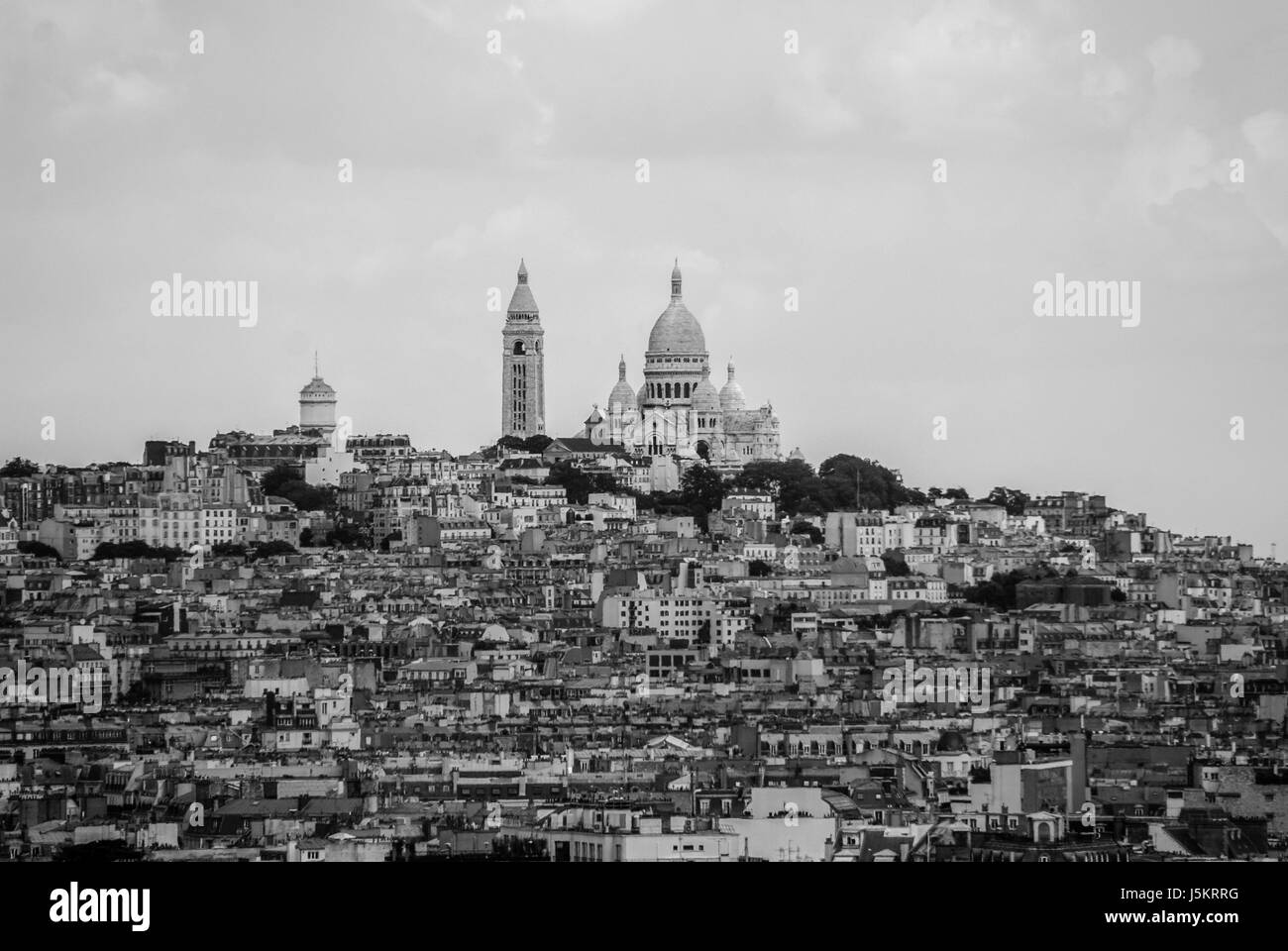 Stadt von Paris rund um Sacre Coeur auf dem Hügel schwarz und weiß Stockfoto