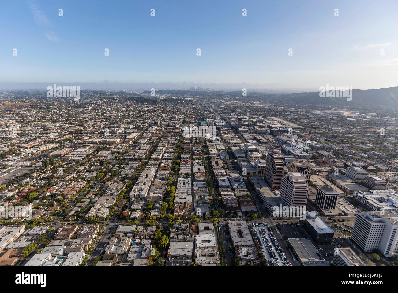 Luftaufnahme von Glendale Kalifornien mit der Innenstadt von Los Angeles im Hintergrund. Stockfoto