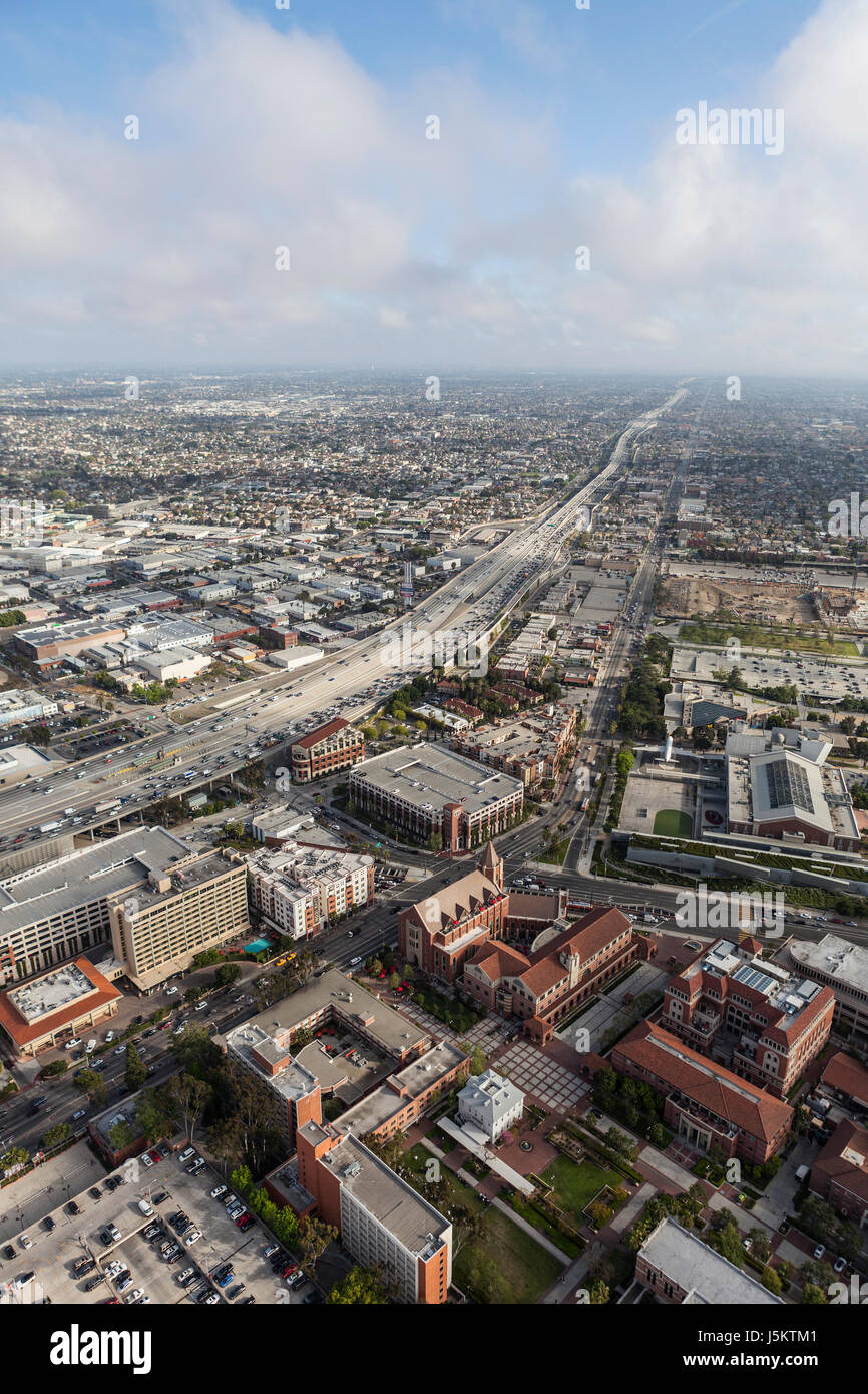 Los Angeles, Kalifornien, USA - 12. April 2017: Luftbild von der University of Southern California und der Hafen-110-Autobahn. Stockfoto
