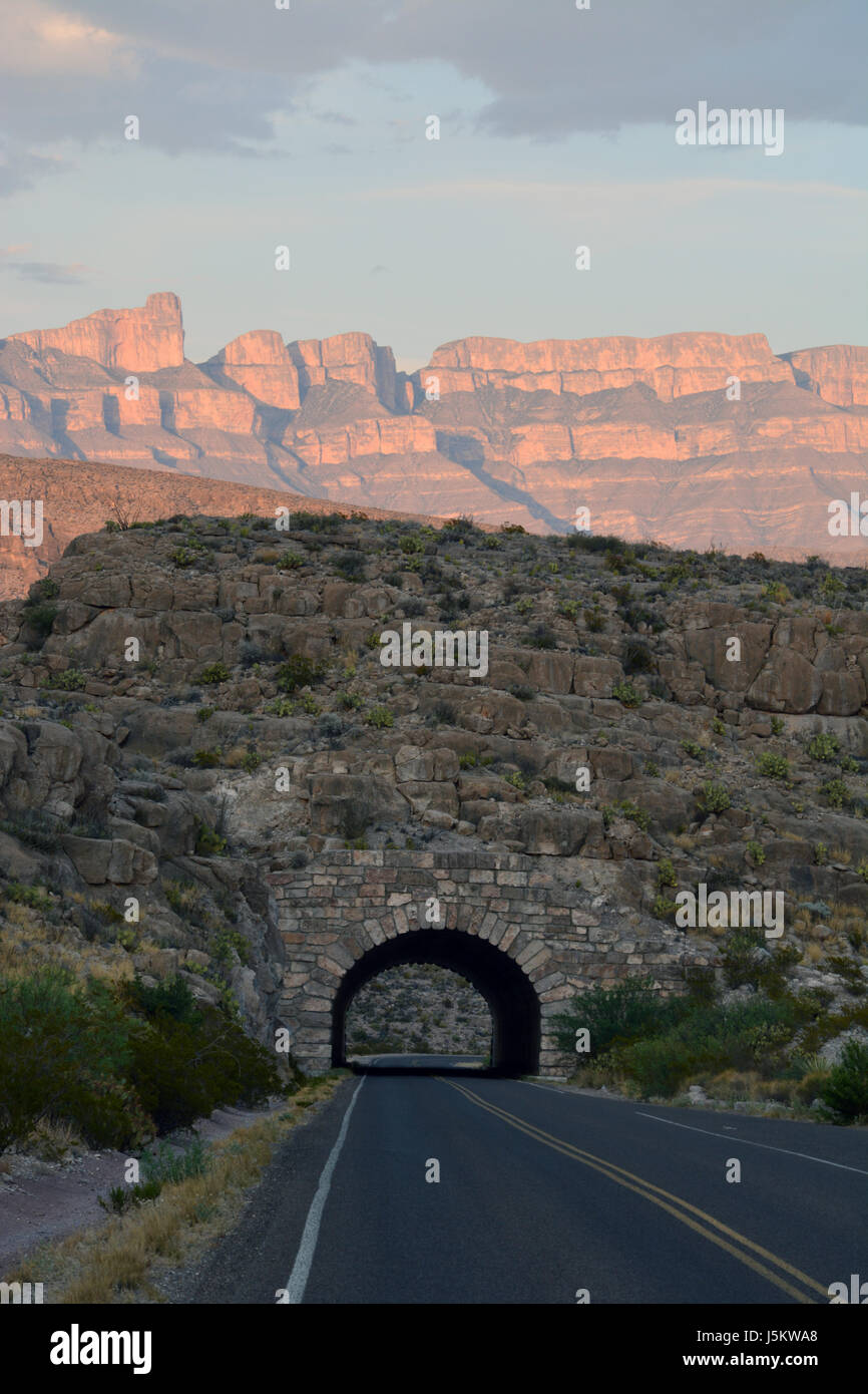 Die Sonne über der Sierra del Carmen Bergkette in den Tunnel zu Rio Grande Village im Big Bend National Park in Texas führenden Stockfoto