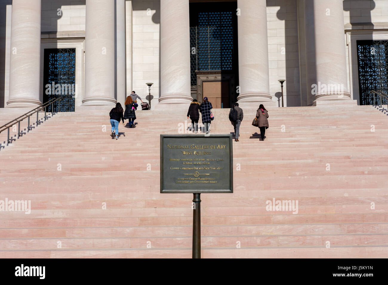 Menschen zu Fuß die Treppe hinauf, die National Gallery of Art, Washington, DC Stockfoto