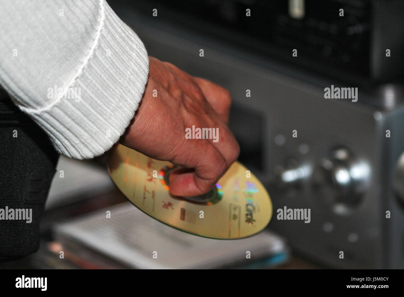 Hand-Finger-Musik hören CD Party Feier Pullover halten dienen Griff CD Stockfoto