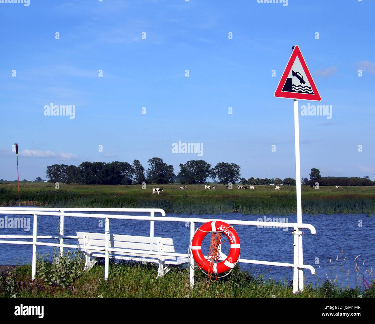 Zeichen signalisieren Gefahr Gewässer Hafen Häfen Geländer Verkehr Zeichen Aufmerksamkeit Stockfoto