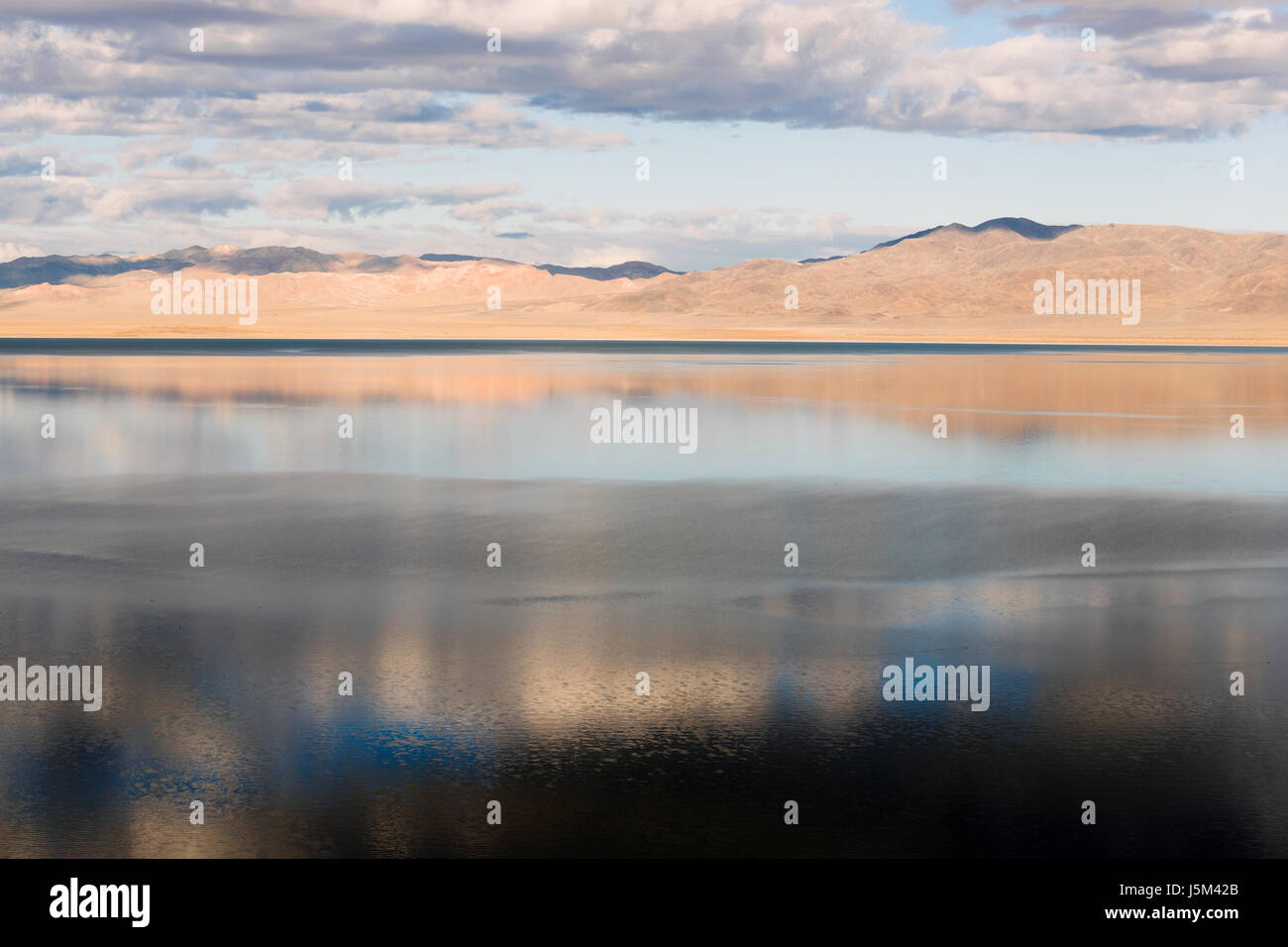 Walker See spiegelt Chukar Ridge und Mount Ferguson Westen der USA Stockfoto