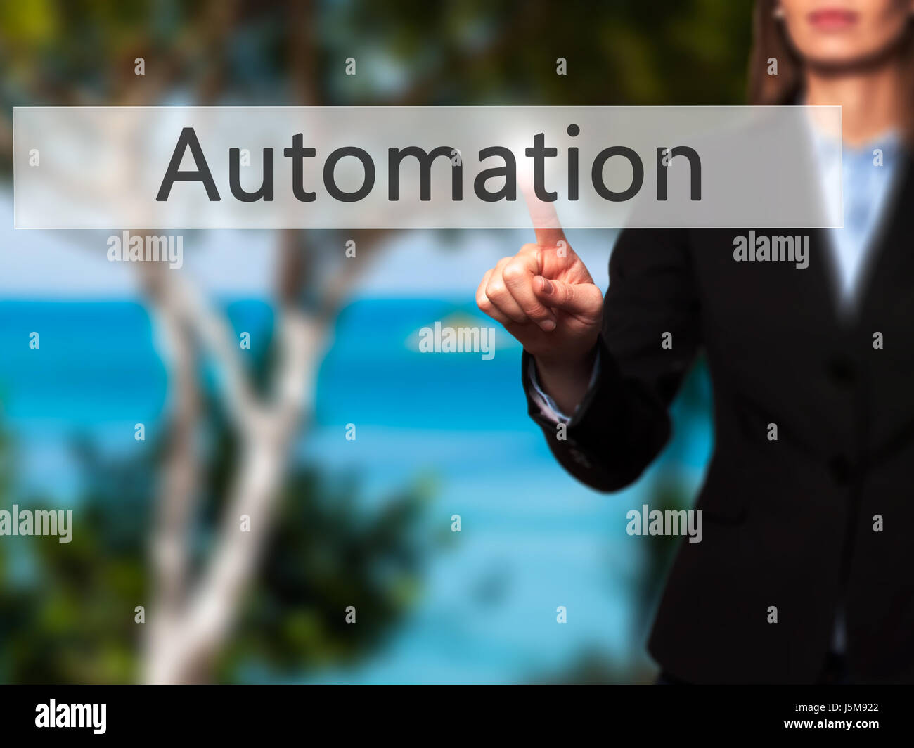 Automatisierung - Geschäftsfrau moderne Tasten auf einer virtuellen Leinwand. Konzept der Technologie und Internet. Stock Foto Stockfoto