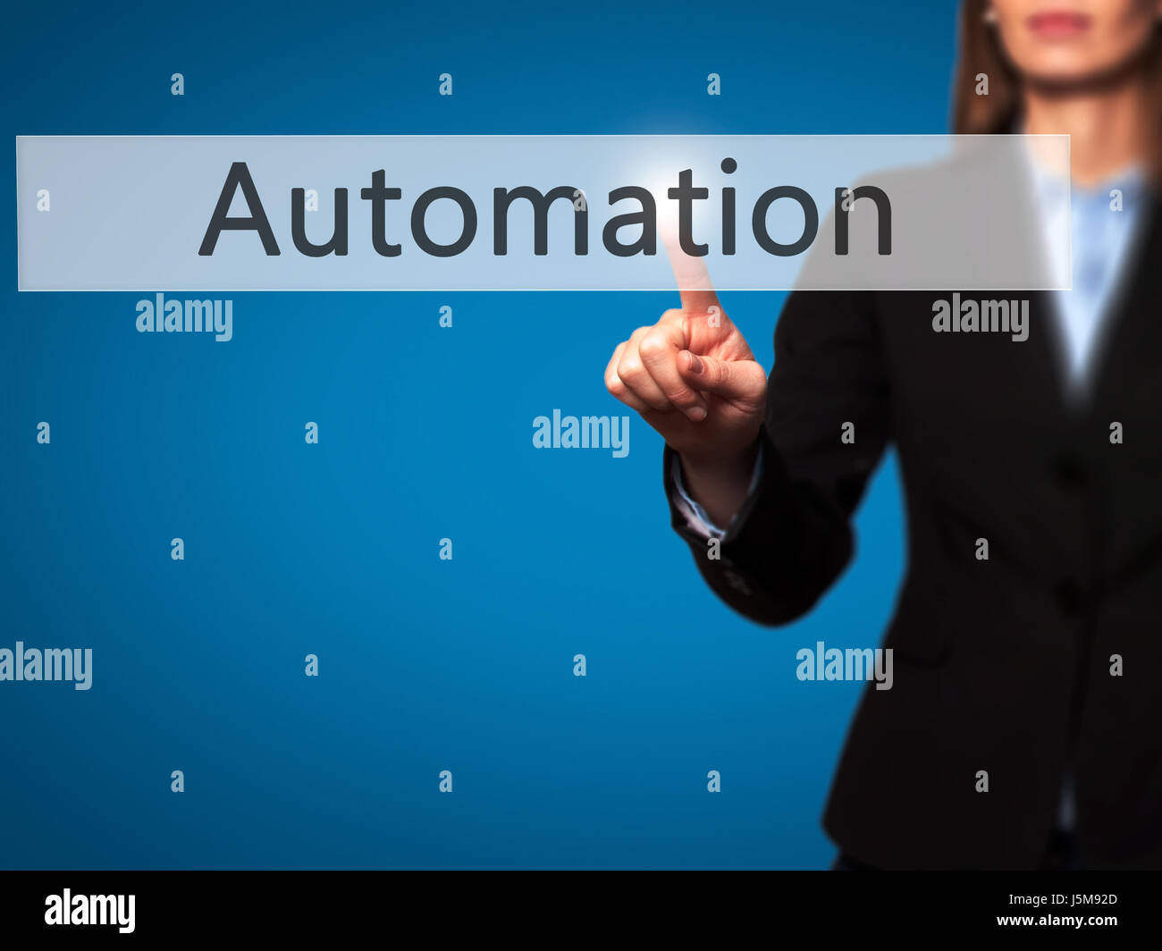 Automatisierung - Geschäftsfrau moderne Tasten auf einer virtuellen Leinwand. Konzept der Technologie und Internet. Stock Foto Stockfoto