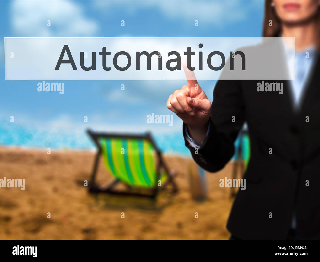 Automatisierung - Geschäftsfrau moderne Tasten auf einer virtuellen Leinwand. Konzept der Technologie und Internet. Stock Foto Stockfoto