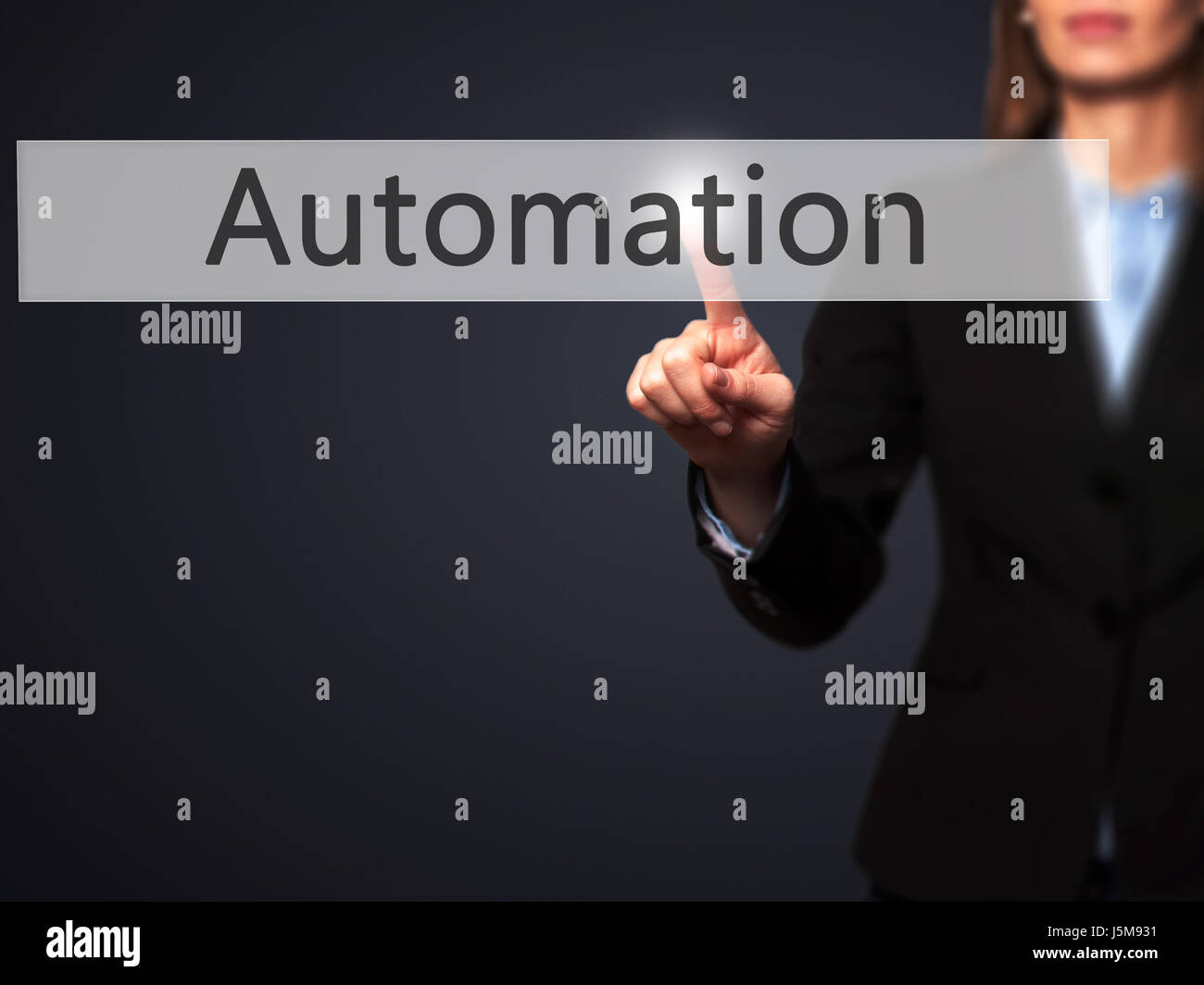 Automatisierung - Geschäftsfrau moderne Tasten auf einer virtuellen Leinwand. Konzept der Technologie und Internet. Stock Foto Stockfoto
