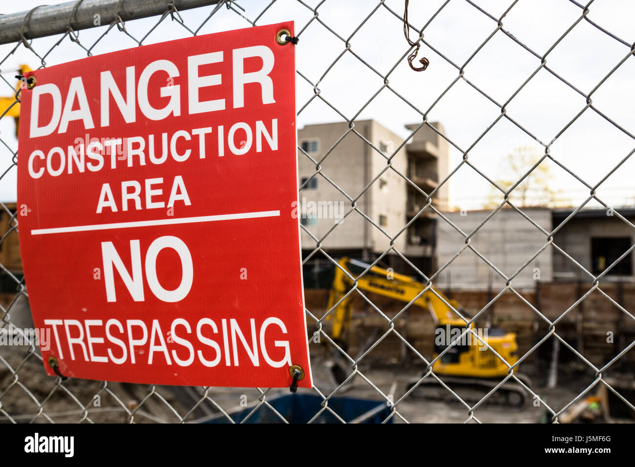 Ein Warnschild an einer Baustelle in Seattle, WA. Stockfoto