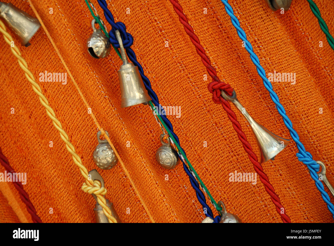 solide Griechenland laute Glocke Schnüre orange Melodie Einzelhandel Shop Shop Kaufhaus Stockfoto