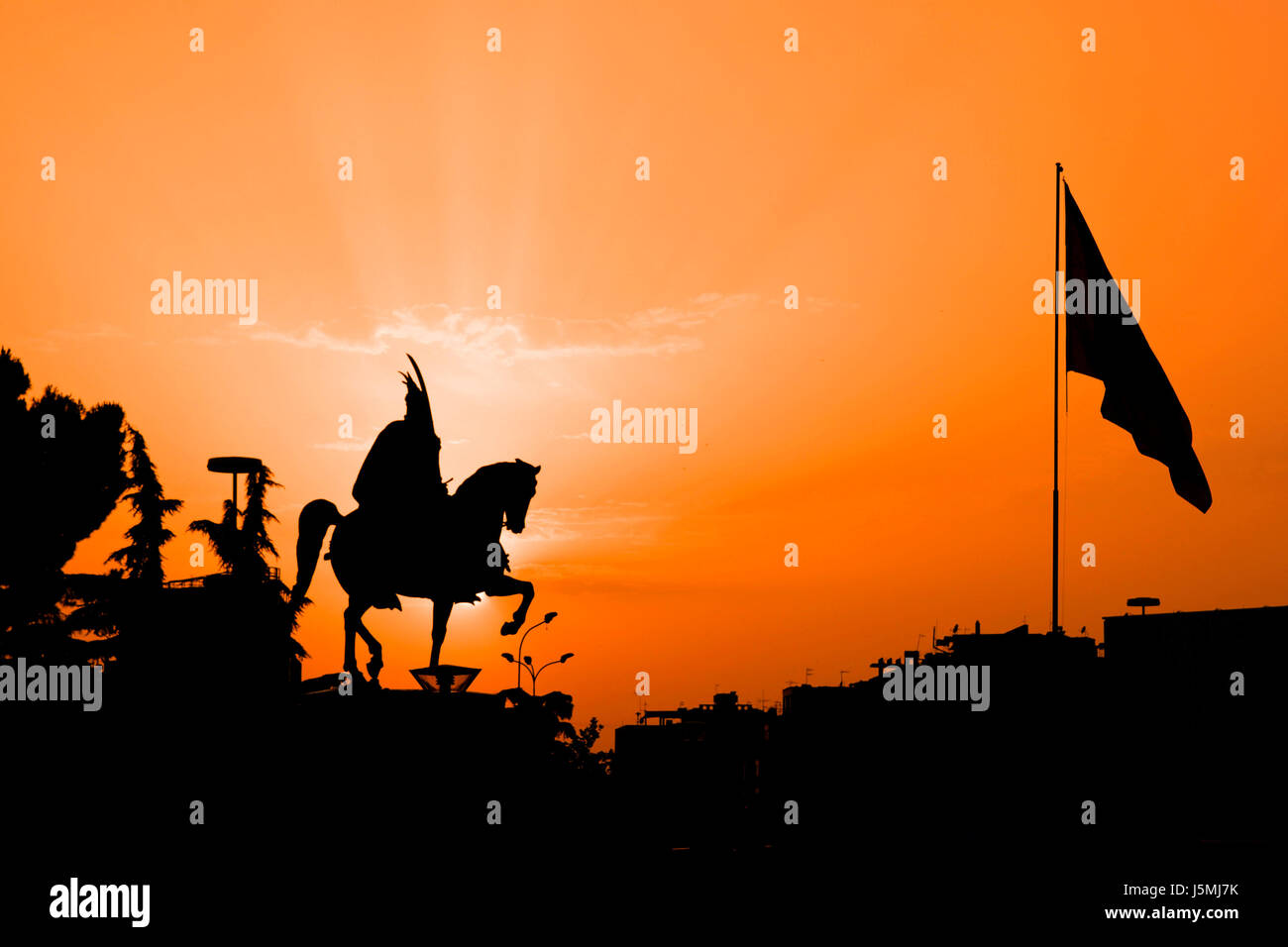 Metropole Pferd Skulptur Sonnenuntergang Hauptstadt Abendlicht Flagge islamischen Albanien Stockfoto