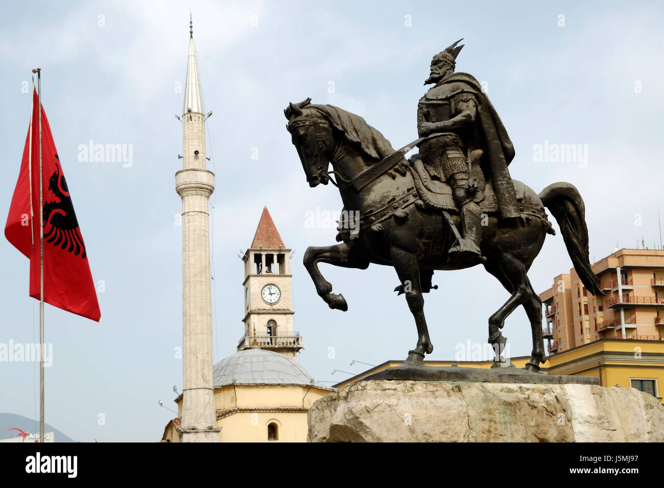 Metropole Pferd Hauptstadt Flagge Moschee islamische Albanien Stadt mit 1 Million Einwohnern Stockfoto