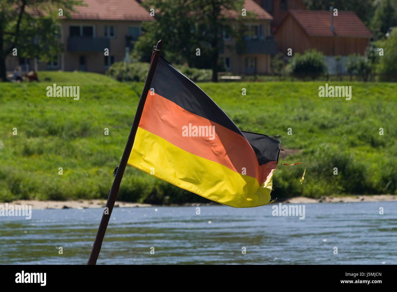 Flagge deutsche flattern weht Deutschland Bundesrepublik Deutschland Wasser Häuser Leben Stockfoto