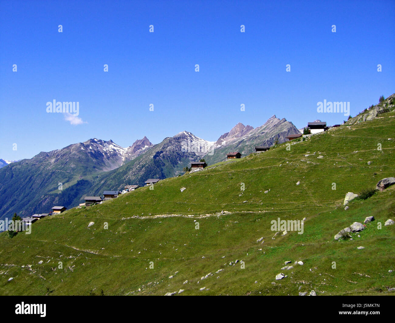 Häuser Bergen Alpen Wandern Wandern Wanderung Gipfel Sommer sommerlich Schweiz Stockfoto