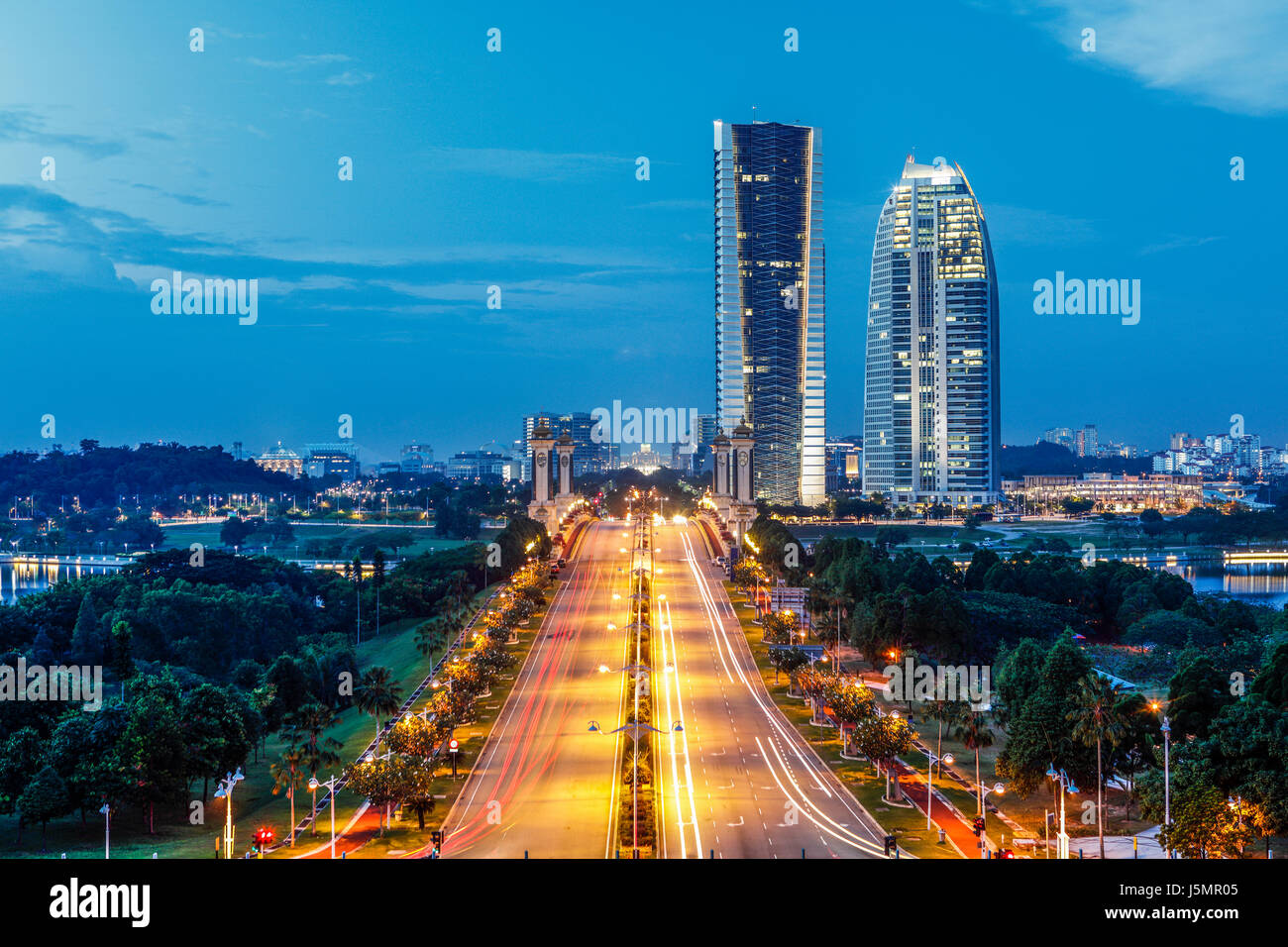 Putrajaya, Malaysia während der blauen Stunden der Dämmerung. Stockfoto