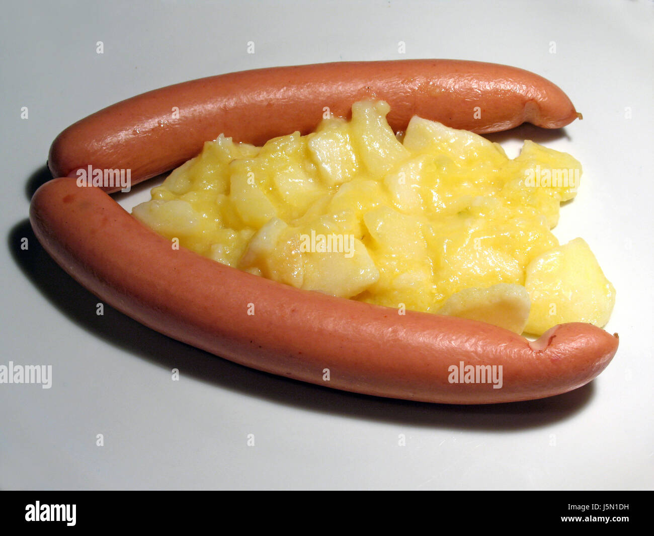 Wiener würstchen und kartoffelsalat -Fotos und -Bildmaterial in hoher ...