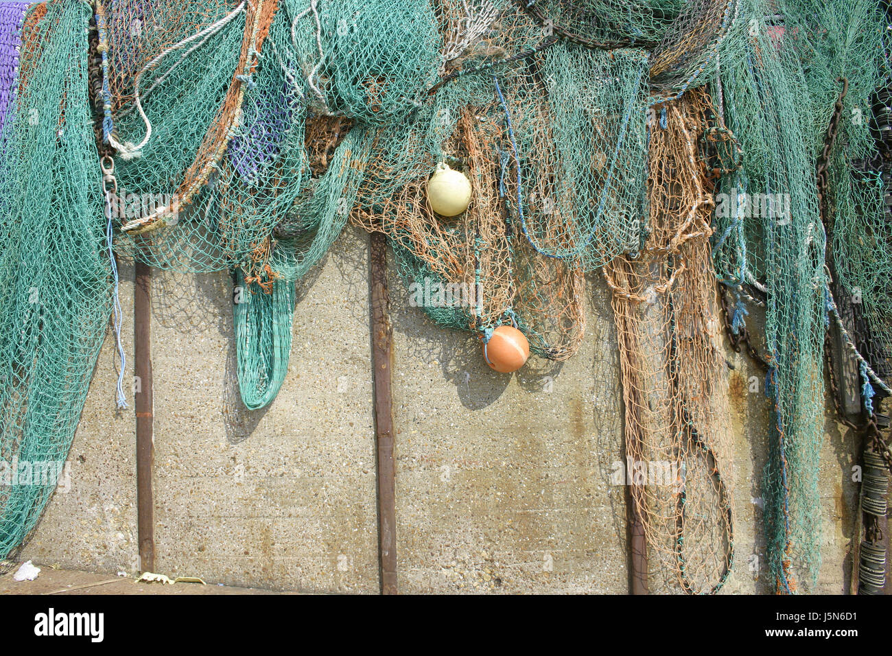 Farbigen oder bunten Fischernetze hängen in der Sonne getrocknet. Stockfoto
