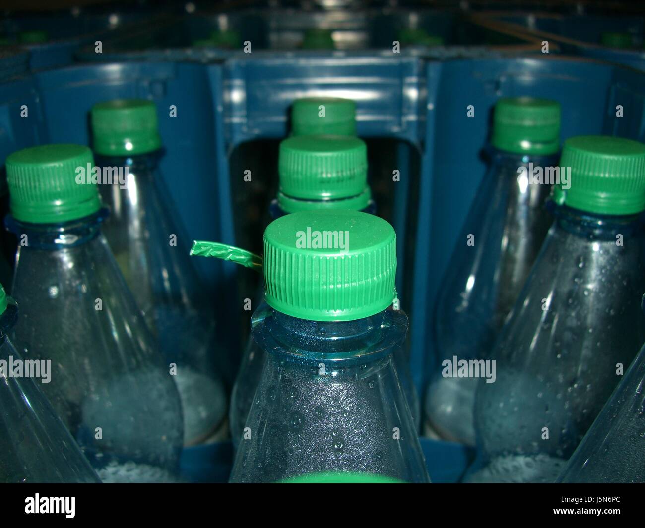 Flaschen Box Kassen Leergut Kaution Flasche Pfand verwenden Haustier  plastik Stockfotografie - Alamy
