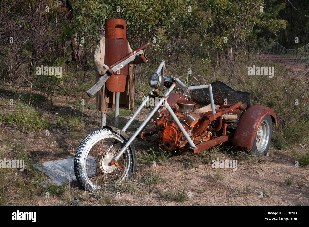 Volkstümliche Ned Kelly-Skulptur am Straßenrand in der Nähe von Steiglitz in Brisbane reicht, Victoria, Australien. Kelly war ein notorischer Bushranger (Outlaw). Stockfoto