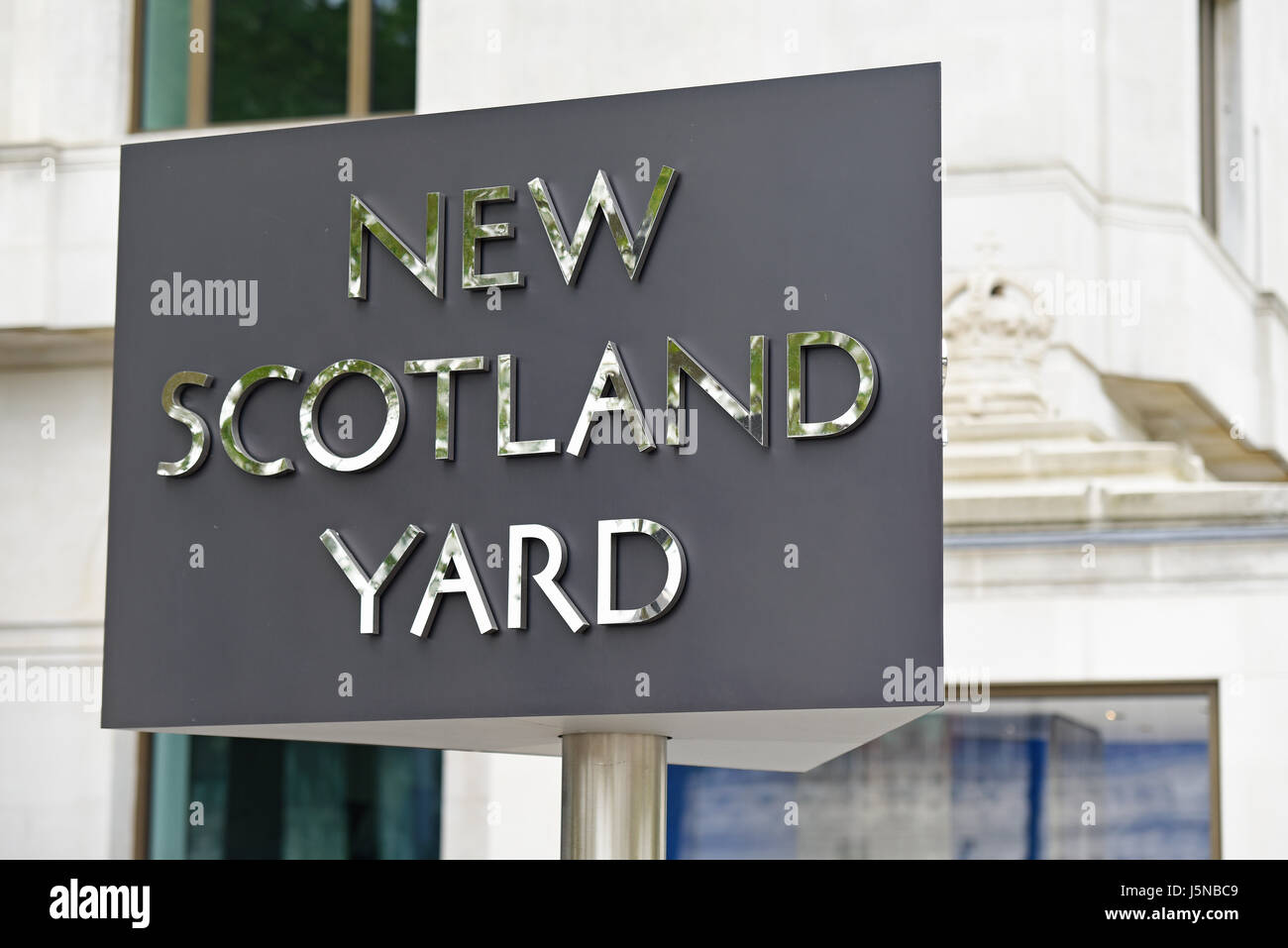 Rotierendes Schild am New Scotland Yard am Victoria Embankment, Westminster, London. Heimat der Metropolitan Police Stockfoto