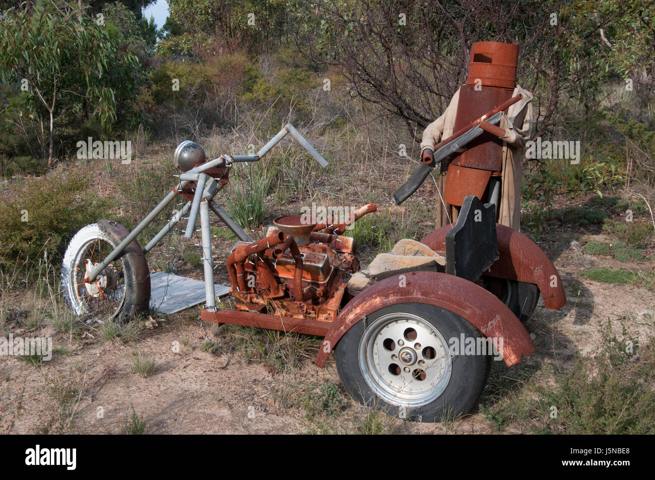 Volkstümliche Ned Kelly-Skulptur am Straßenrand in der Nähe von Steiglitz in Brisbane reicht, Victoria, Australien. Kelly war ein notorischer Bushranger (Outlaw). Stockfoto