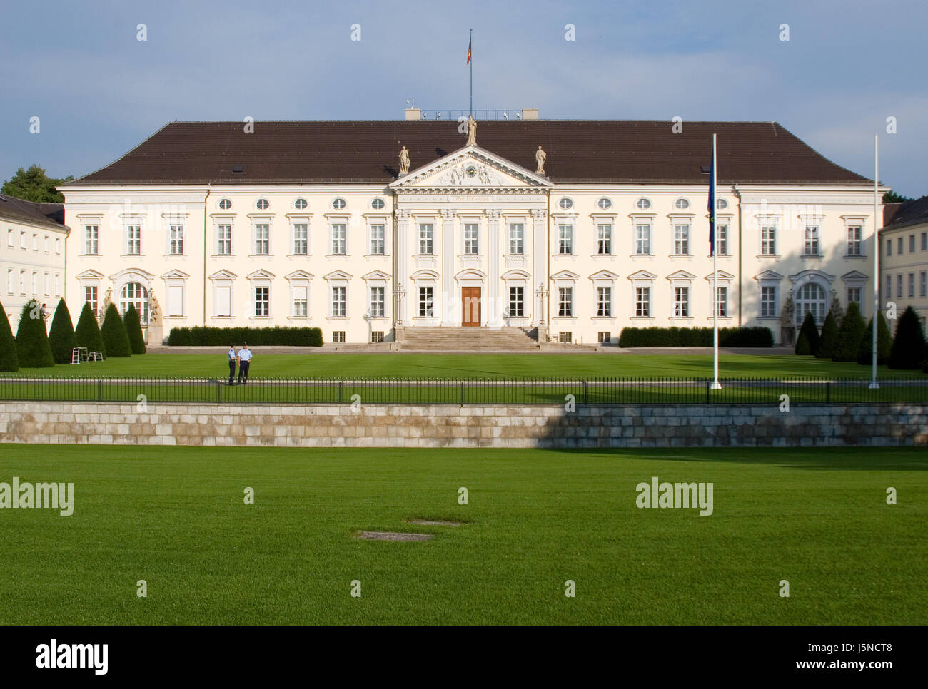 Mauer Berlin Fassade Politik Wache Sorgerecht Regierungsbüro bewacht Wiese Stockfoto