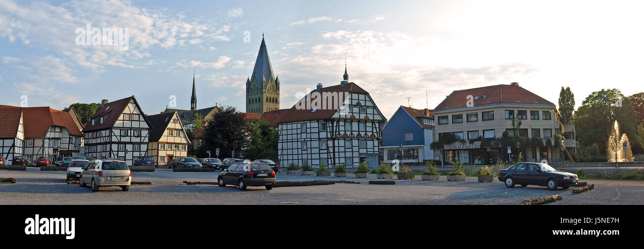 blau, die historischen Häuser Kirche Baum Kathedrale Abend Rahmenarbeit Parkplatz Stockfoto