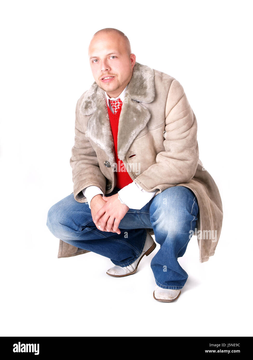 männlich männlich Portrait Mode crouch Jeans Hose Jean Hose Pullover Stockfoto