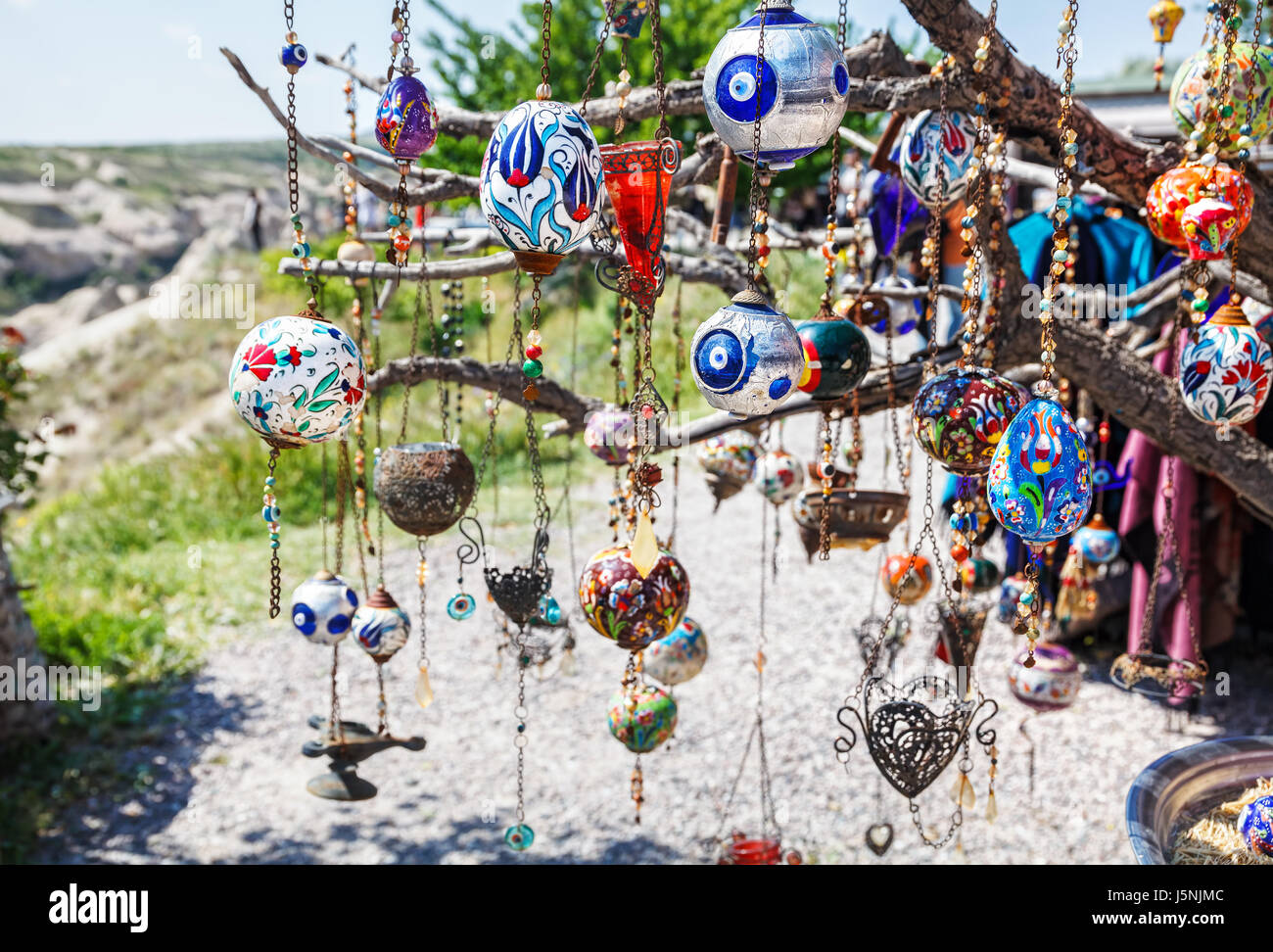 Böse Augen und Luftballons auf dem Baum in Göreme Panorama Kappadokien, Türkei Stockfoto