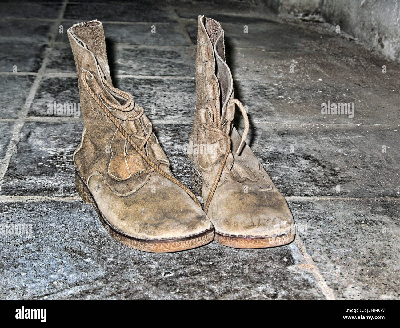 Schuhe sole Kleidung aus zweiter Hand Schuhwerk abgenutzt Kinder Schuhe alte Wand Stockfoto