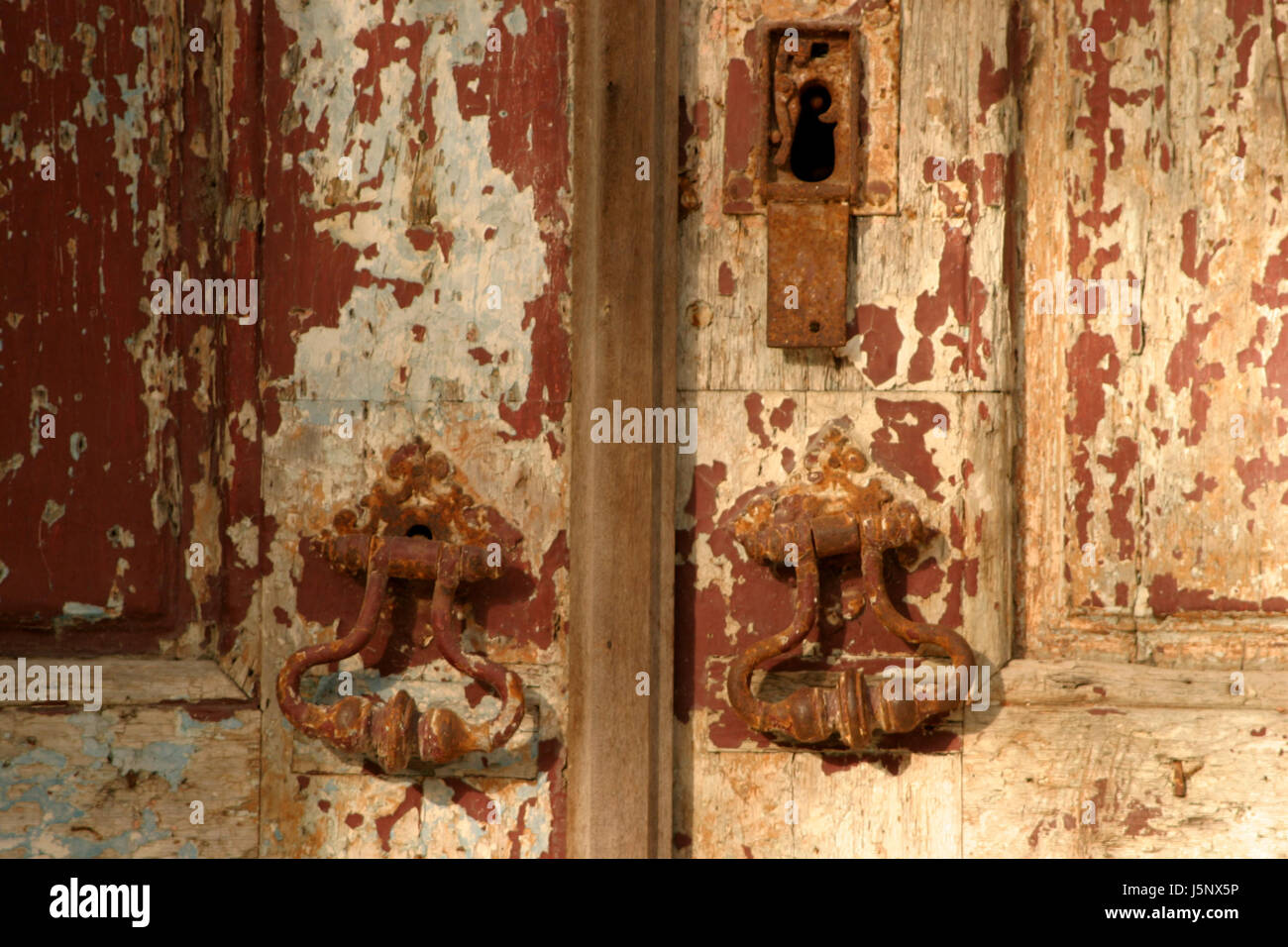 antik braun bräunlich Brünette rostigen Haustür Ablaufdatum ablaufen alte Tuer Stockfoto