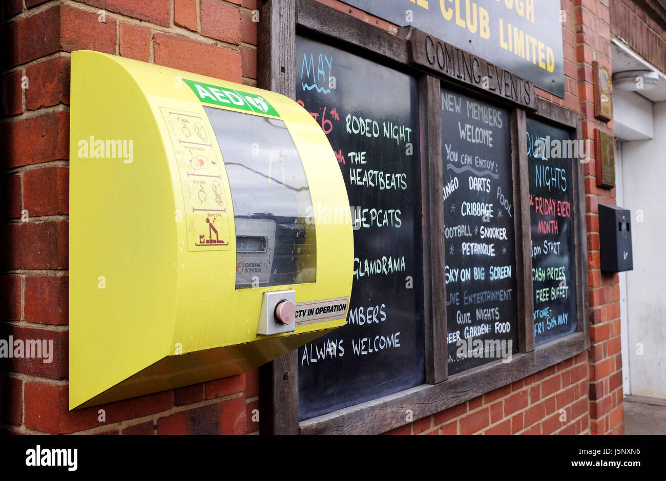 Crowborough East Sussex UK - öffentlichen Defibrillator an Wand durch Aushang Crowborough Social Club Stockfoto