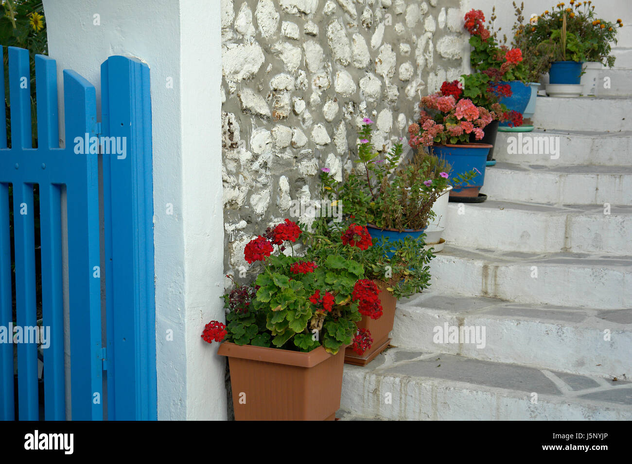 Treppen romantische Griechenland Blume Vereinbarungen griechische Dekoration idyllische Treppe Stockfoto