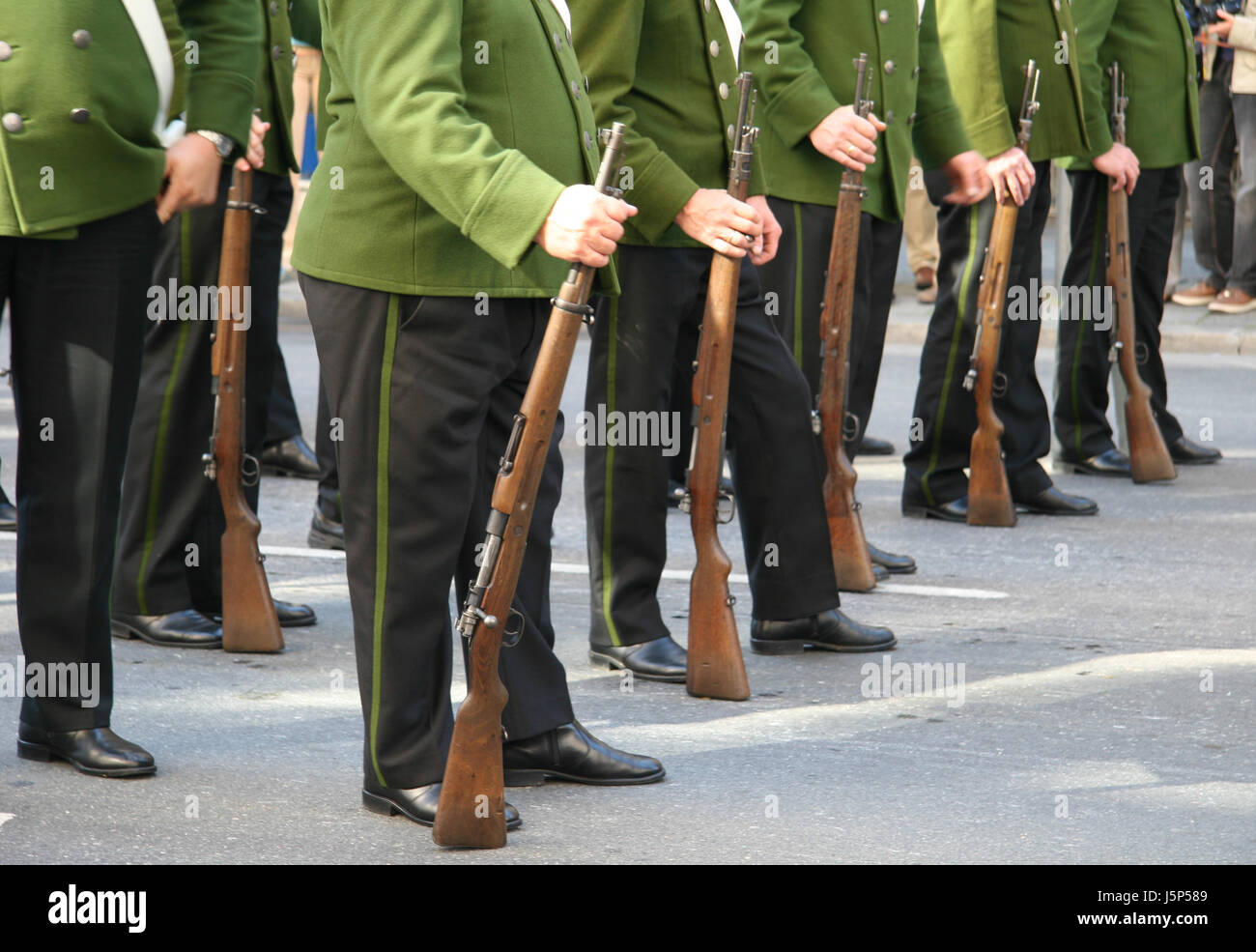 Beine Männer Mann Musik folk Festival Bayern München Tradition Kostüm Gewehr Arm Stockfoto
