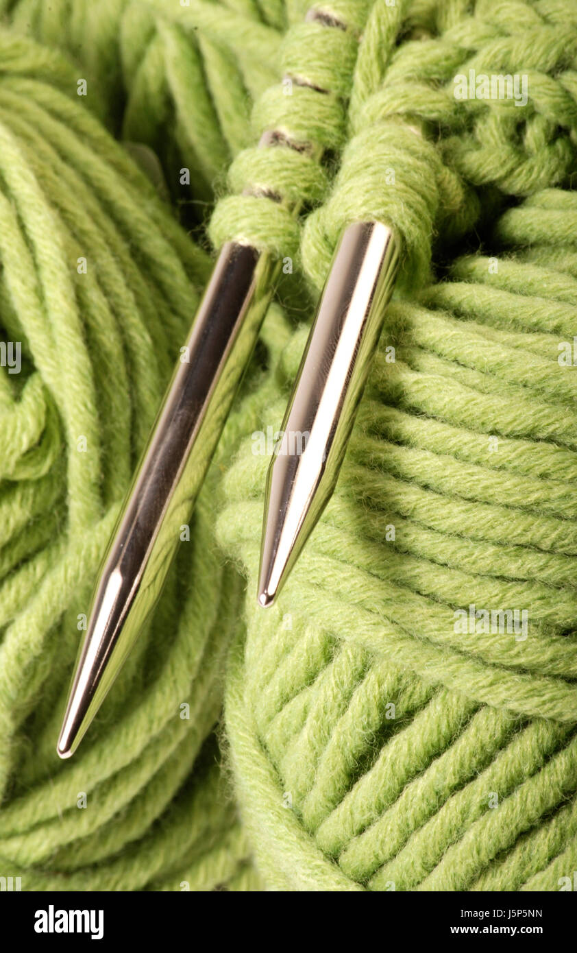 grüne Wollfaden stricken fleißig Nadel nähen Fäden Handwerk Garn stricken Stockfoto