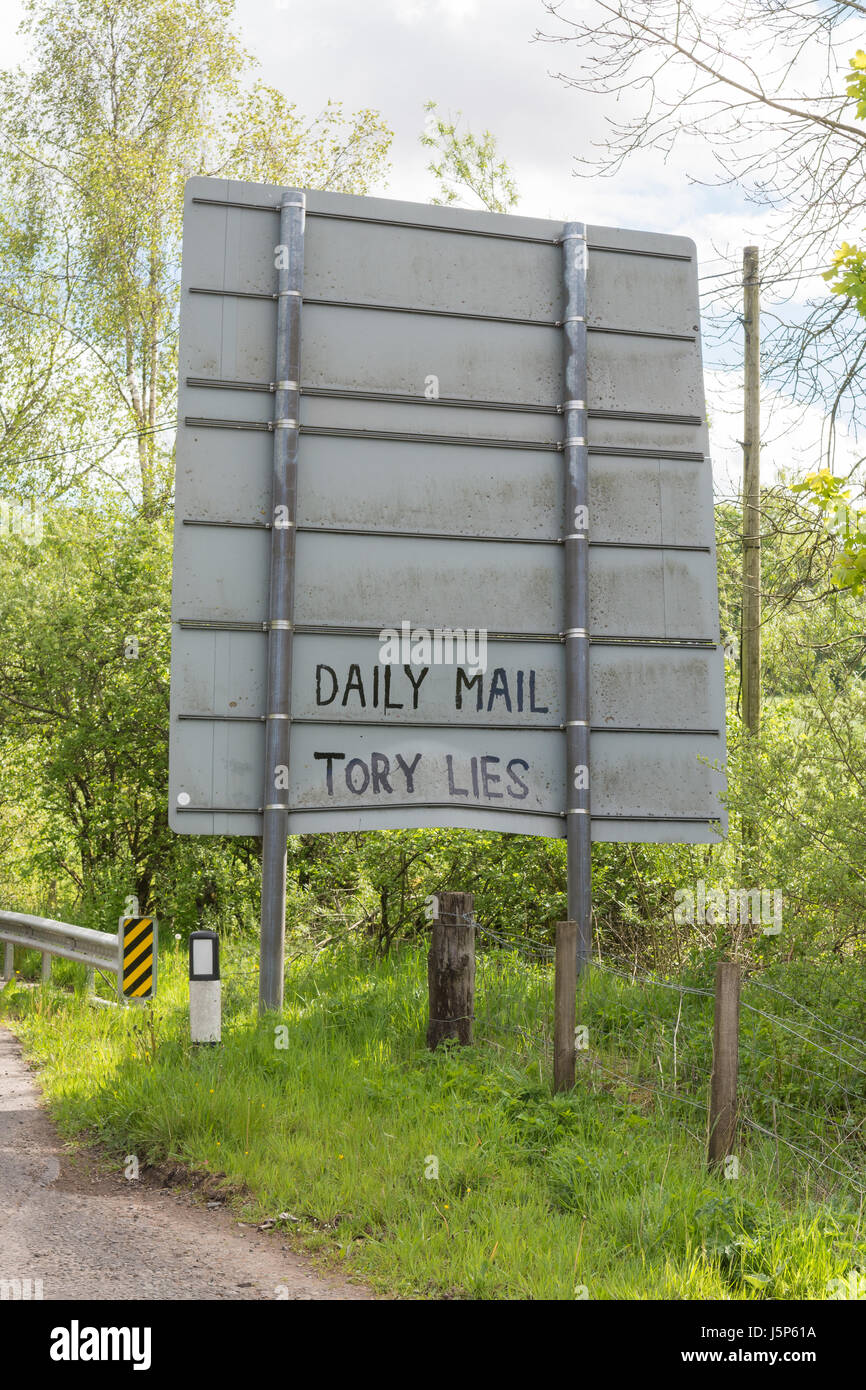 Politische Graffiti auf Rückseite Straße Zeichen - Daily Mail Tory liegt - anti-Daily Mail Zeitung und konservative Partei - Schottland, UK Stockfoto