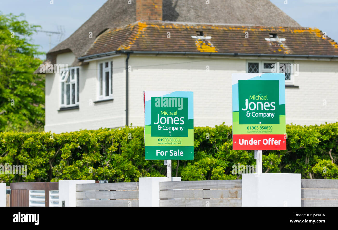 Unter Angebot zu unterzeichnen und für Verkauf außerhalb der Häuser in Großbritannien. Stockfoto