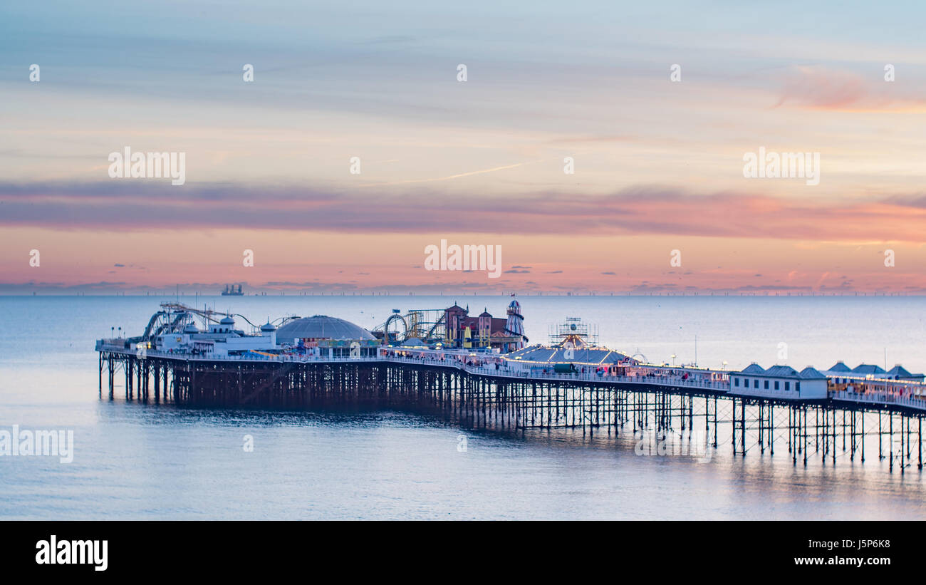 Blick auf den Palace Pier in Brighton bei Sonnenuntergang Stockfoto