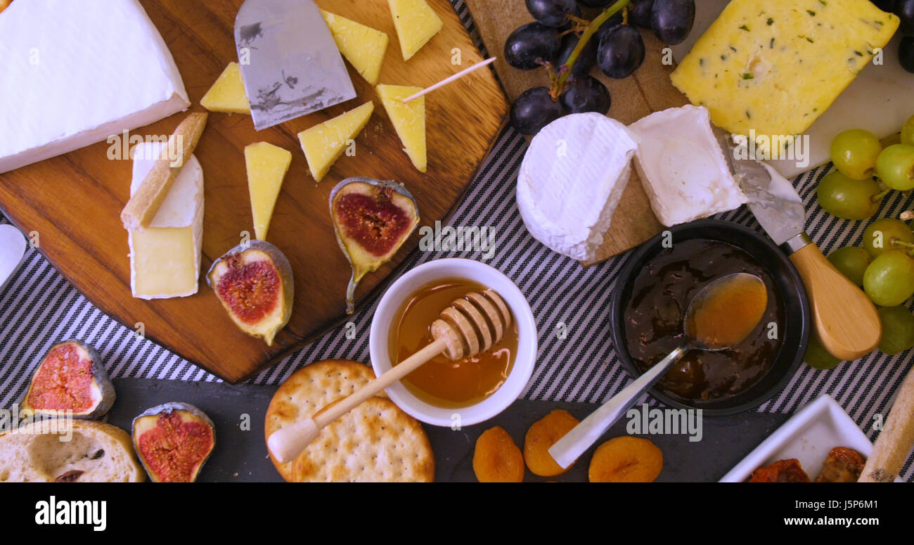 Top-down-Blick auf eine Auswahl von französischen und britischen Käse Stockfoto
