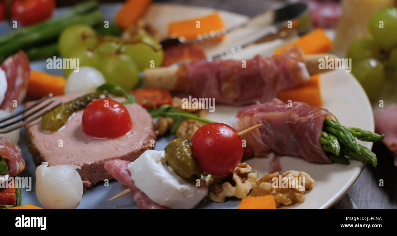 Blick auf eine Platte mit Wurst (Wurst), Schinken, Salami, Pastete und Käse Stockfoto