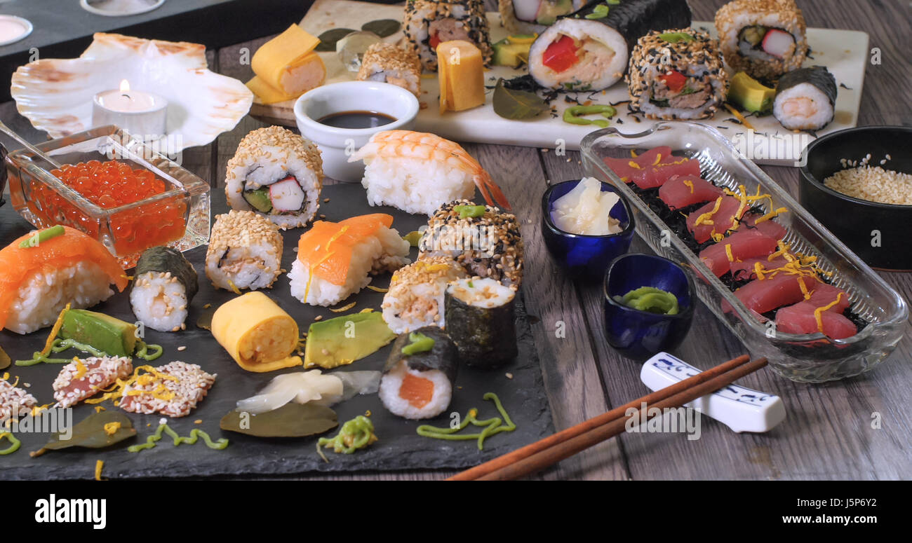 Blick auf eine Auswahl an japanischem Essen: Sushi, Nigiri, Sashimi, Rollen Stockfoto