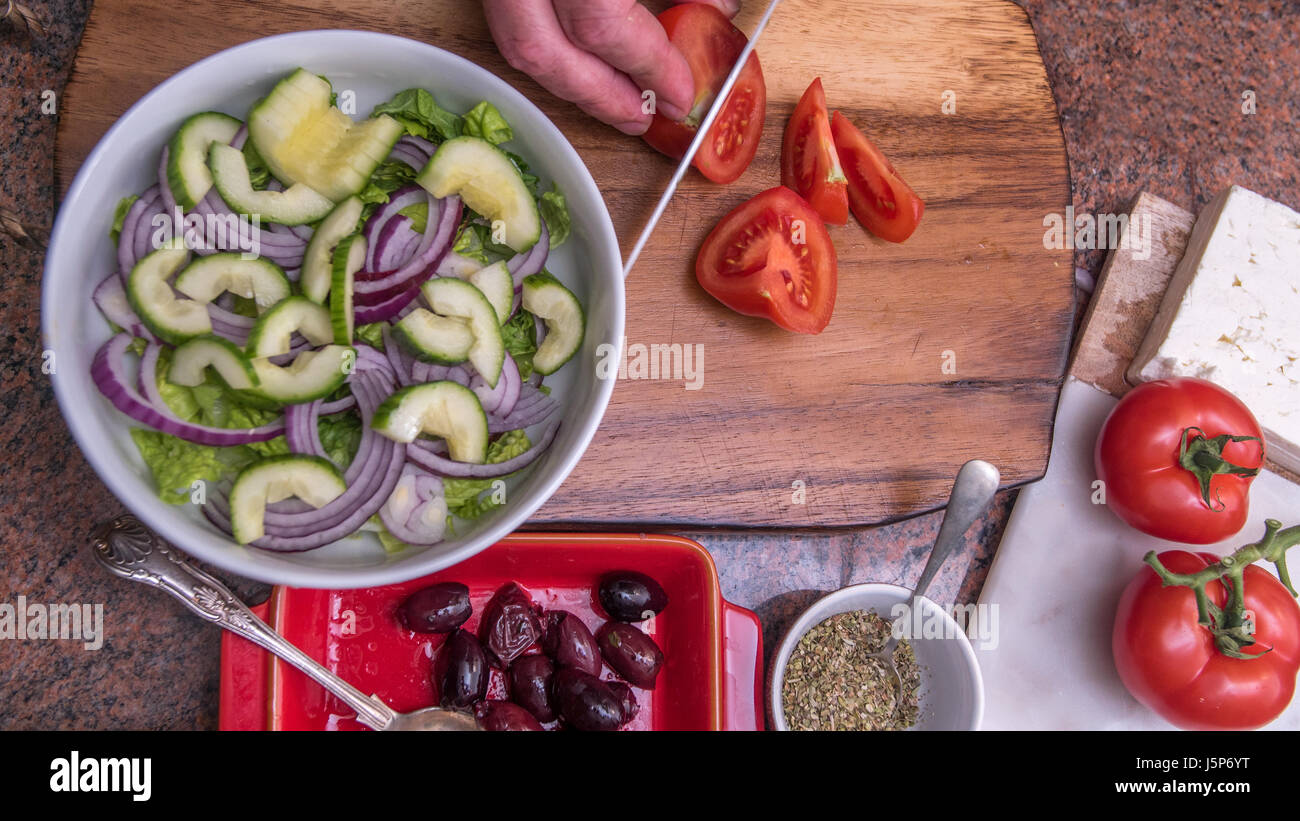 Vorbereitung eines frischen, gesunden, biologischen griechischen Salates Stockfoto