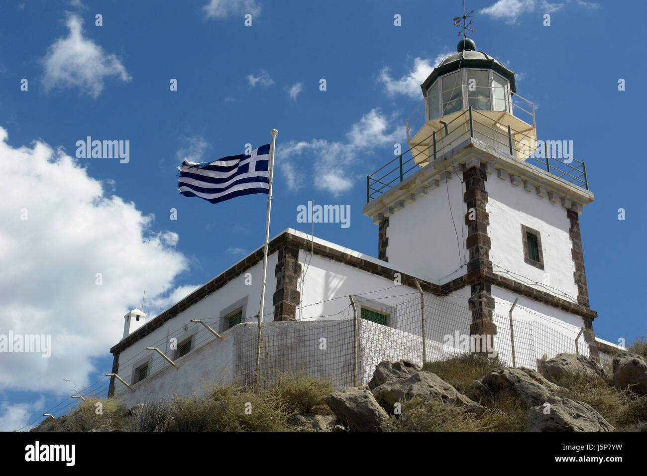 Griechenland griechische Flagge Richtung Orientierungslicht Leuchtturm Haus Santorin Stockfoto