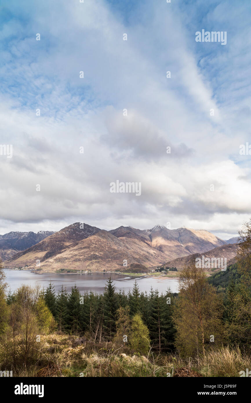 Blick über die Kintail National Scenic Area und Loch Duich in Schottland. Stockfoto